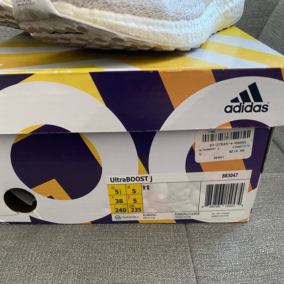 Kids Ultra boost all white 5.5y - Picture 5 of 8